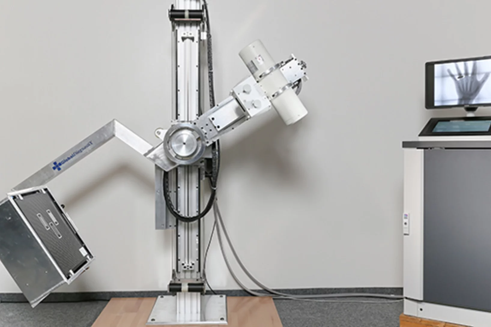 Das robuste, aber kostengünstige Röntgengerät GlobalDiagnostiX wurde in enger wissenschaftlicher Zusammenarbeit mehrerer Institute entwickelt und soll Entwicklungsländern Zugang zu modernen Diagnosemethoden ermöglichen. (Foto: Alain Herzog/EPFL)