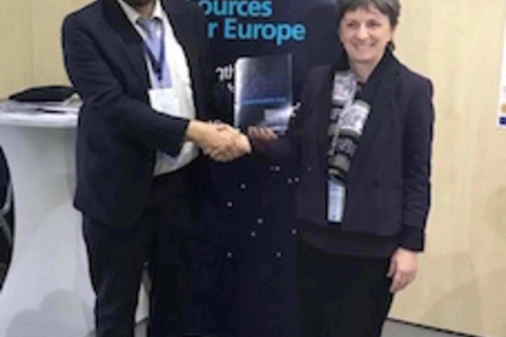 Dr. Caterina Biscari, Director of the ALBA Synchrotron in Spain and Vice Chair of LEAPS, League of European Accelerator-based Photon Sources, presented the LEAPS Strategy 2030 to Jean-David Malo, Director, Directorate General Research and Innovation, European Commission