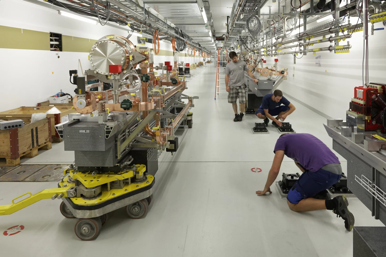 Putting in place of the last LINAC module in the SwissFEL tunnel