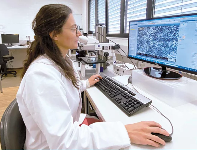 Agnese Carino, former doctoral student at PSI, developed a novel coating for small implants together with Medicoat AG. (Image source Arbeitswelt Aargau 4/2020)